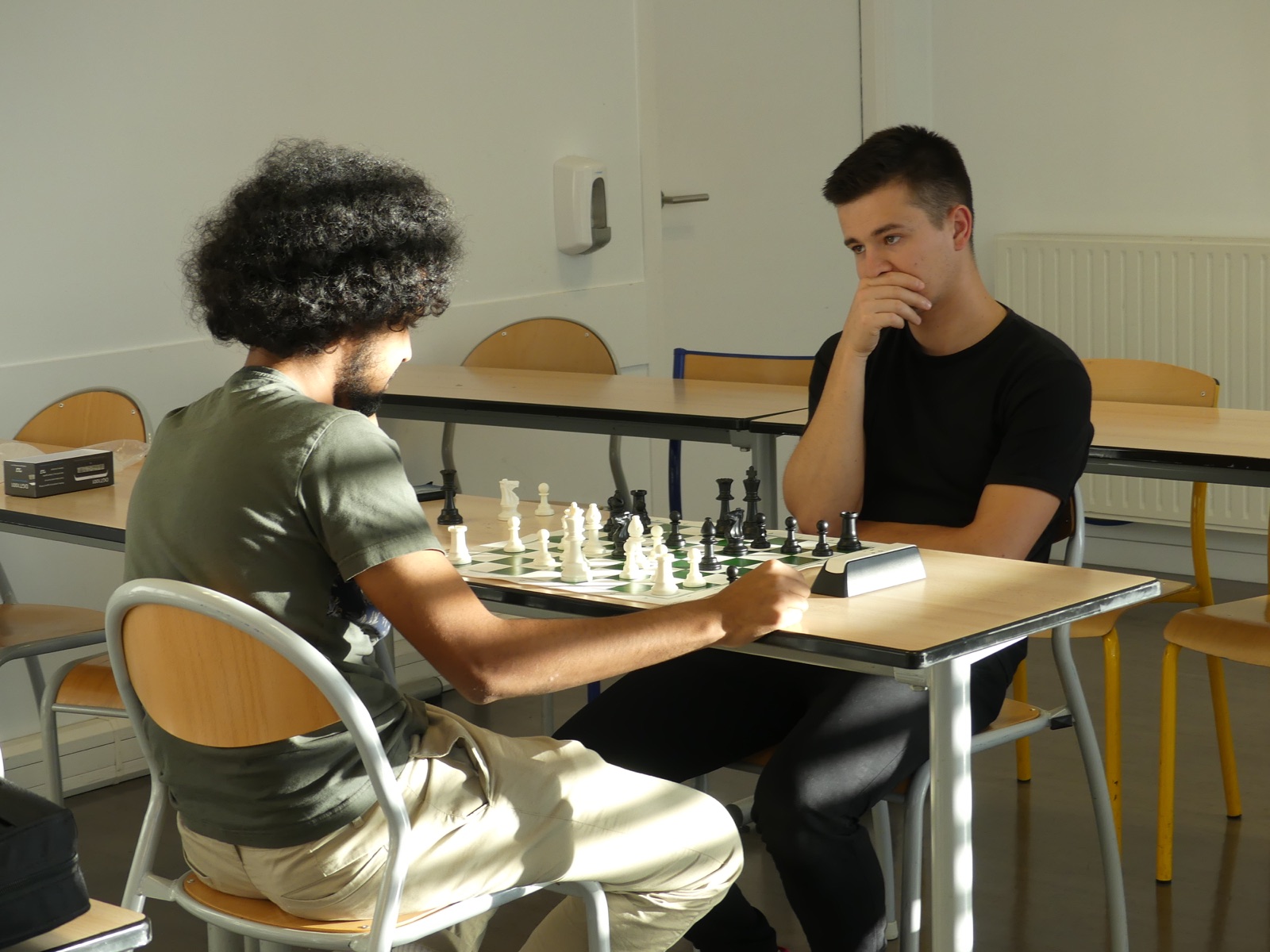 Deux membres du Chess Club en pleine partie sur le campus